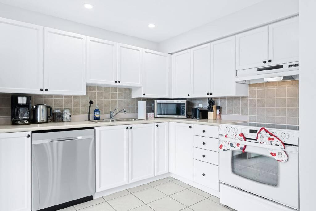 Peaceful - 4 bdrm home with fast WIFI free parking