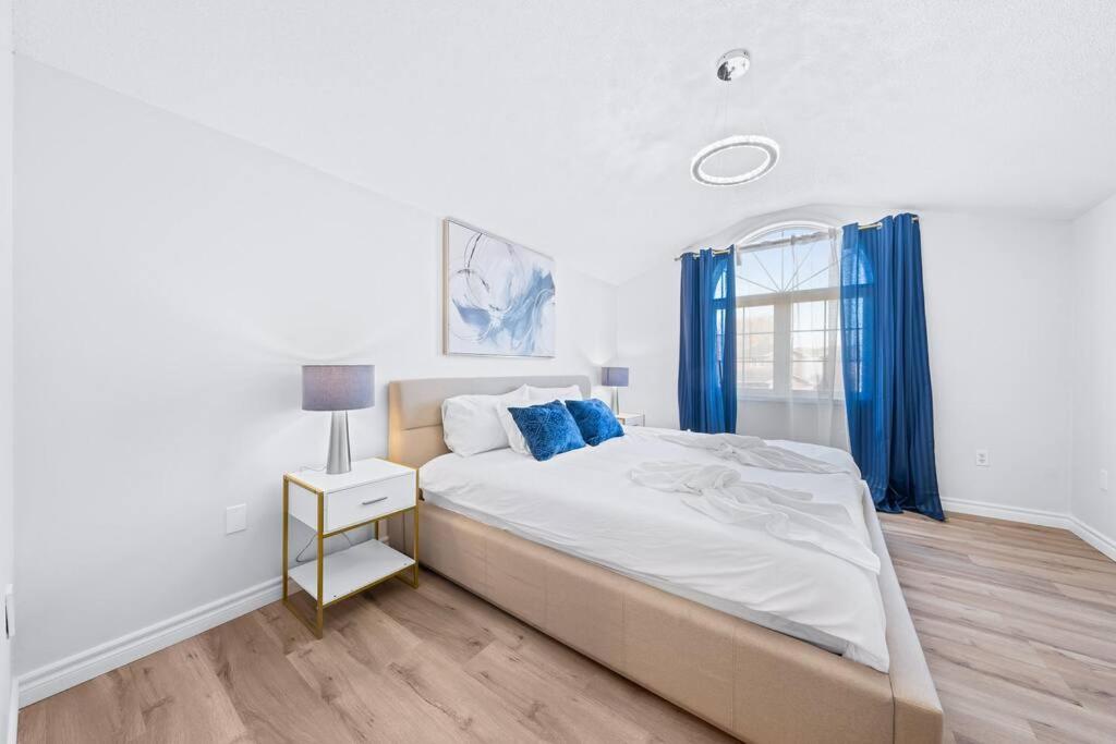 Peaceful - 4 bdrm home with fast WIFI free parking