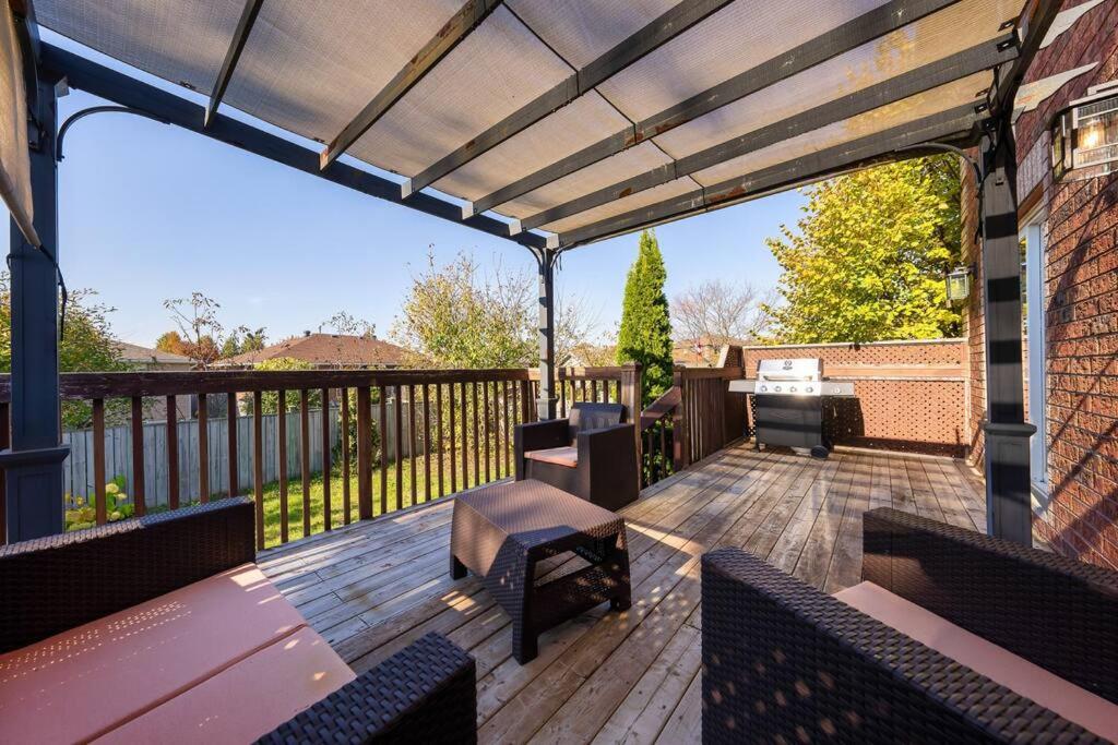 Peaceful - 4 bdrm home with fast WIFI free parking