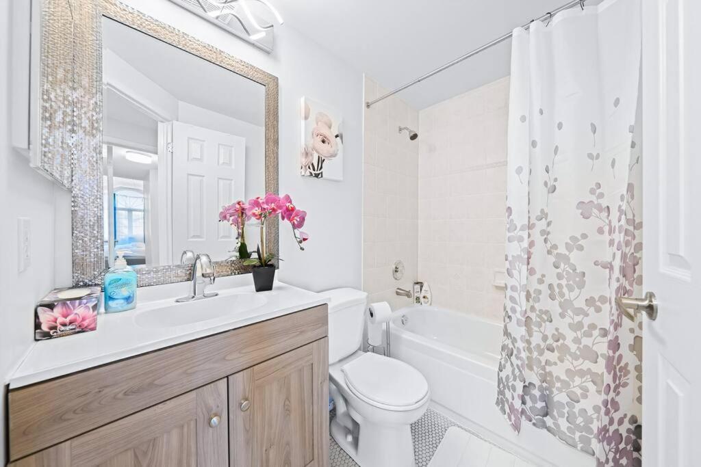 Peaceful - 4 bdrm home with fast WIFI free parking