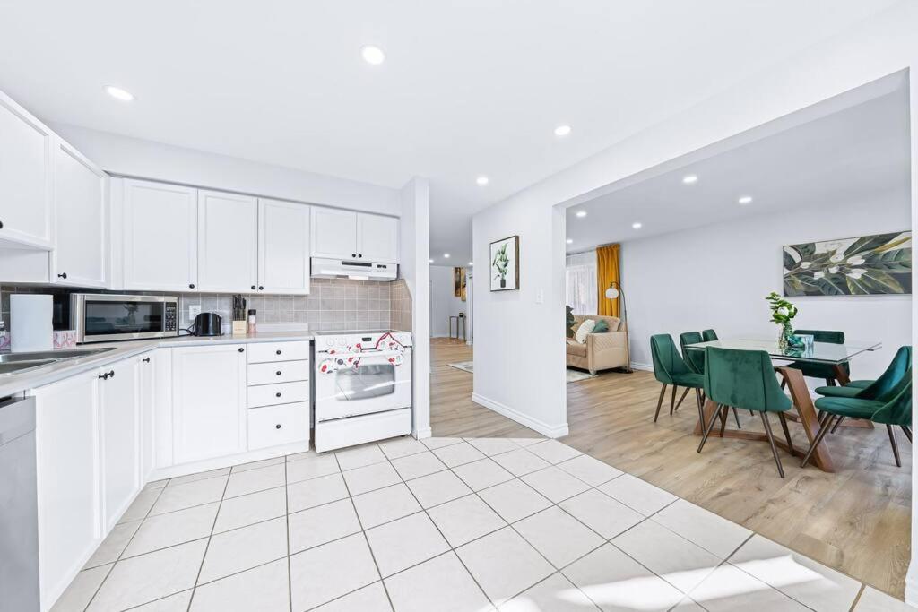 Peaceful - 4 bdrm home with fast WIFI free parking
