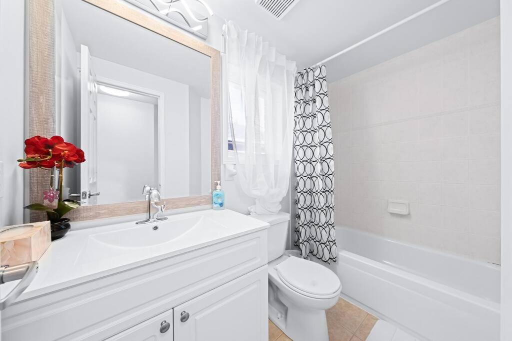 Peaceful - 4 bdrm home with fast WIFI free parking