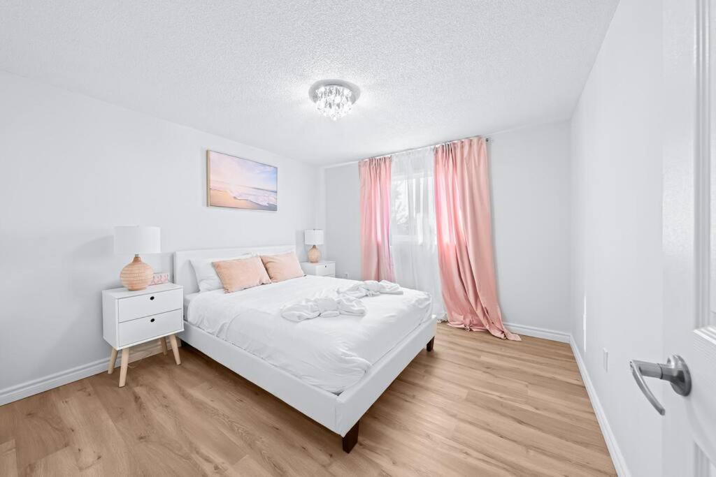 Peaceful - 4 bdrm home with fast WIFI free parking