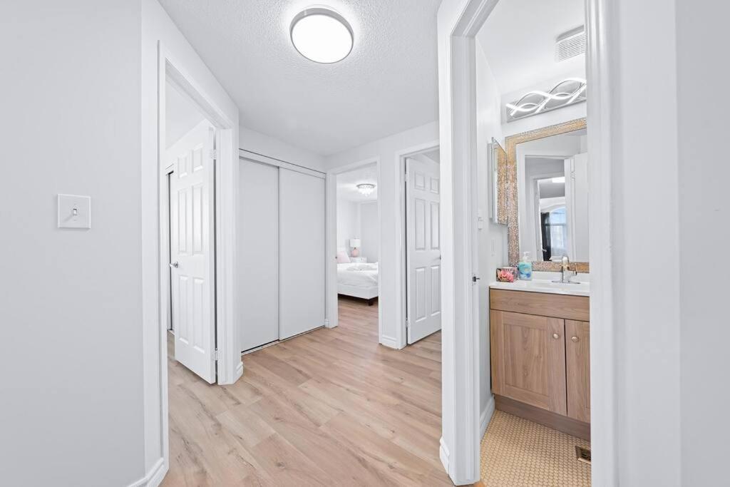 Peaceful - 4 bdrm home with fast WIFI free parking