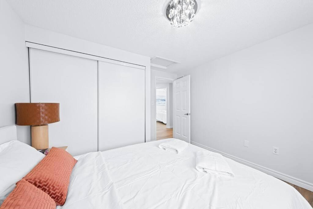 Peaceful - 4 bdrm home with fast WIFI free parking