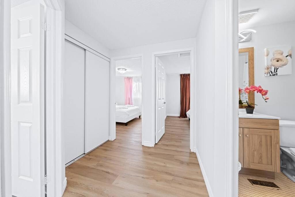 Peaceful - 4 bdrm home with fast WIFI free parking