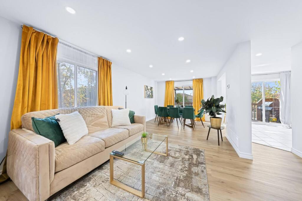 Peaceful - 4 bdrm home with fast WIFI free parking
