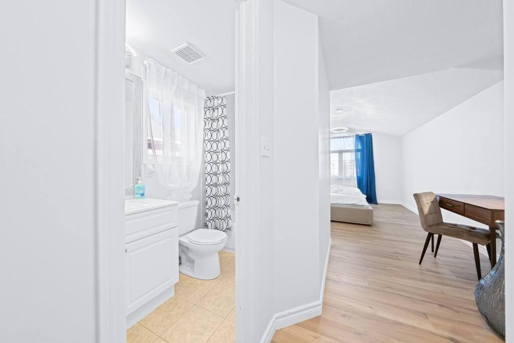 Peaceful - 4 bdrm home with fast WIFI free parking