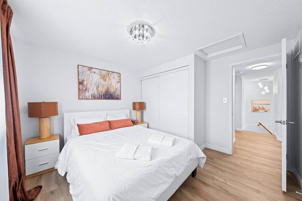 Peaceful - 4 bdrm home with fast WIFI free parking