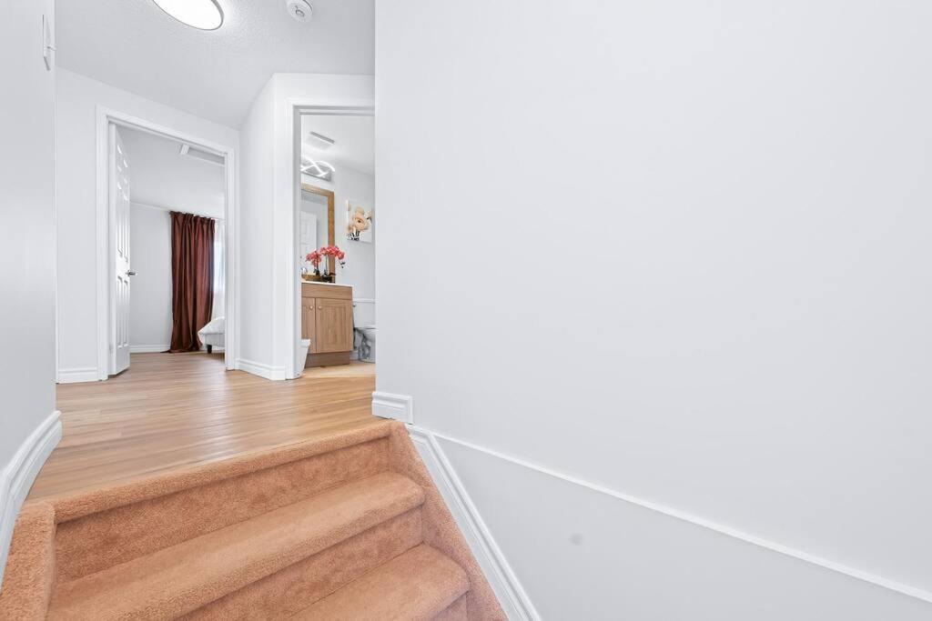 Peaceful - 4 bdrm home with fast WIFI free parking