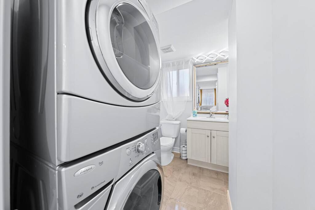 Peaceful - 4 bdrm home with fast WIFI free parking