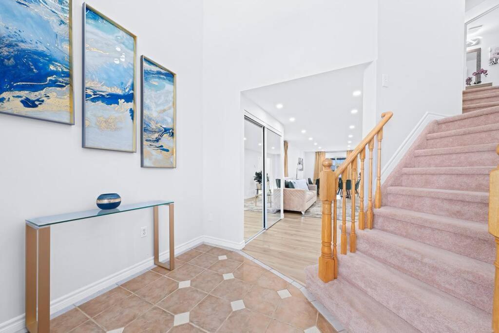 Peaceful - 4 bdrm home with fast WIFI free parking