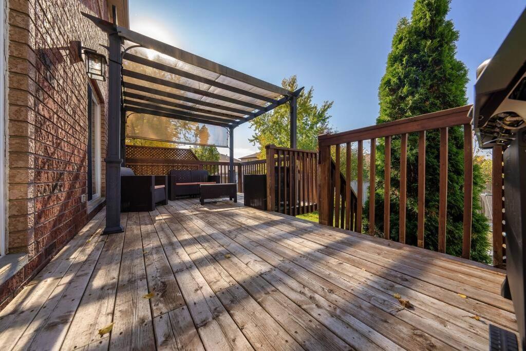 Peaceful - 4 bdrm home with fast WIFI free parking