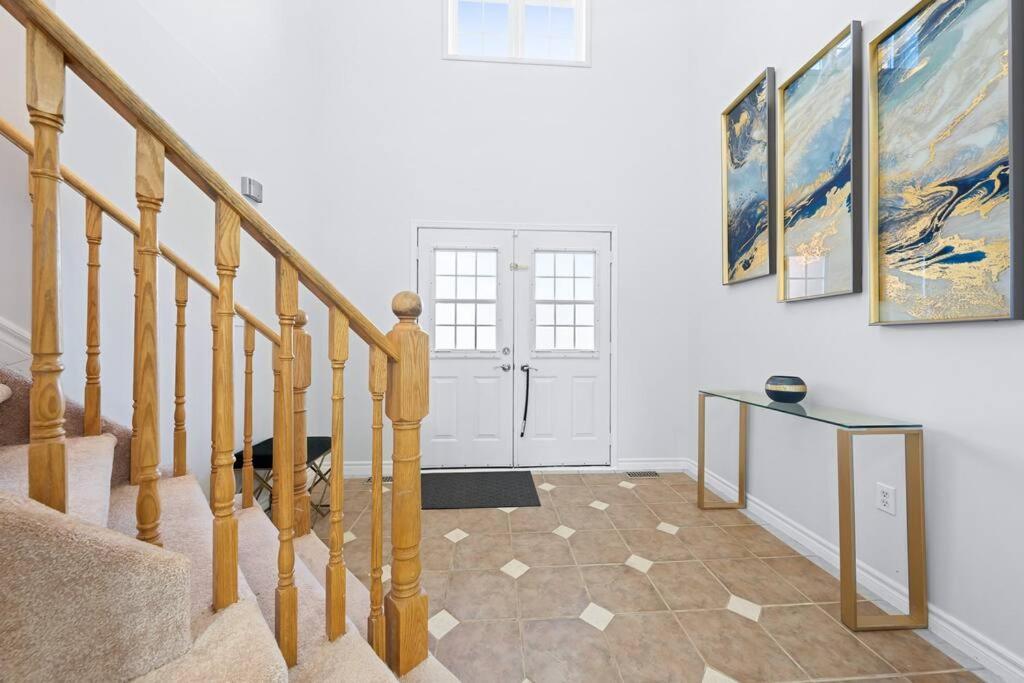 Peaceful - 4 bdrm home with fast WIFI free parking