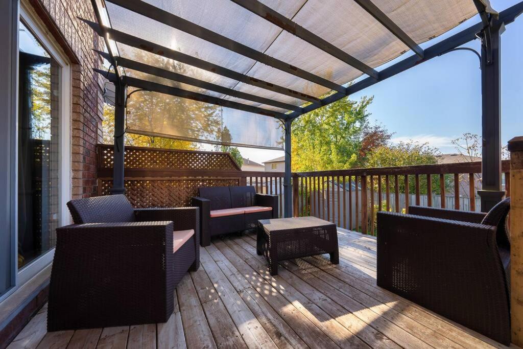 Peaceful - 4 bdrm home with fast WIFI free parking