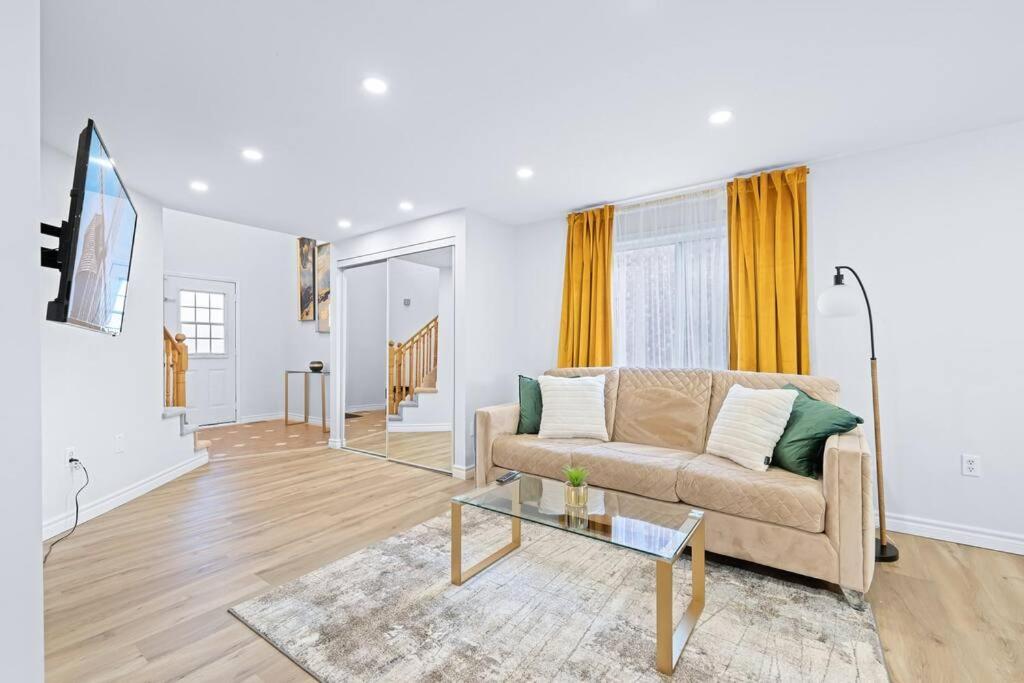 Peaceful - 4 bdrm home with fast WIFI free parking