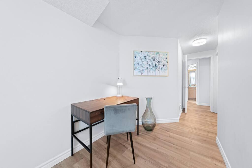Peaceful - 4 bdrm home with fast WIFI free parking
