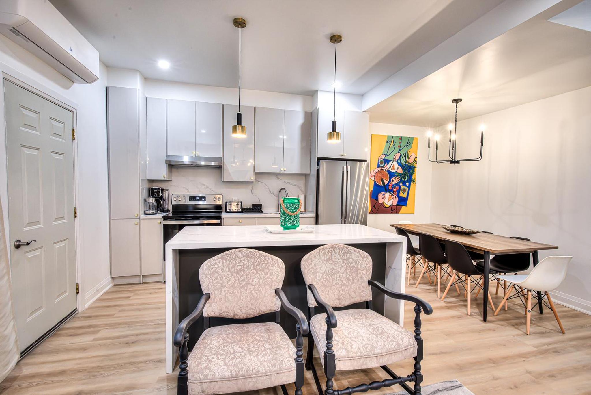 Mackay Street Downtown - Bell Center, Nightlife, & Metro at your doorstep!