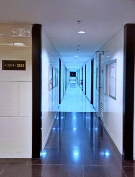 1Br FREE parking with balcony near RCBC, Trident, MMC view 5