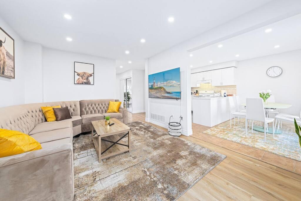 Barrie Vacations - Stylish and Cozy 4 bedroom House - Property Image 1