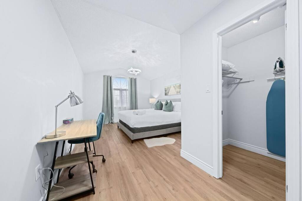 Barrie Vacations - Stylish and Cozy 4 bedroom House - Property Image 2