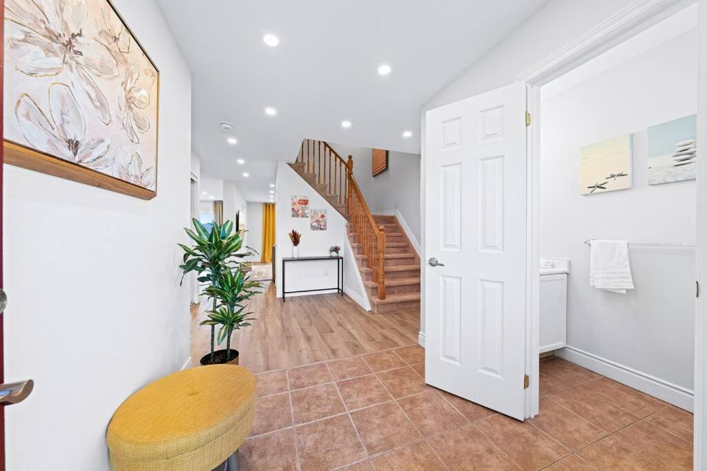 Barrie Vacations - Stylish and Cozy 4 bedroom House - Property Image 3