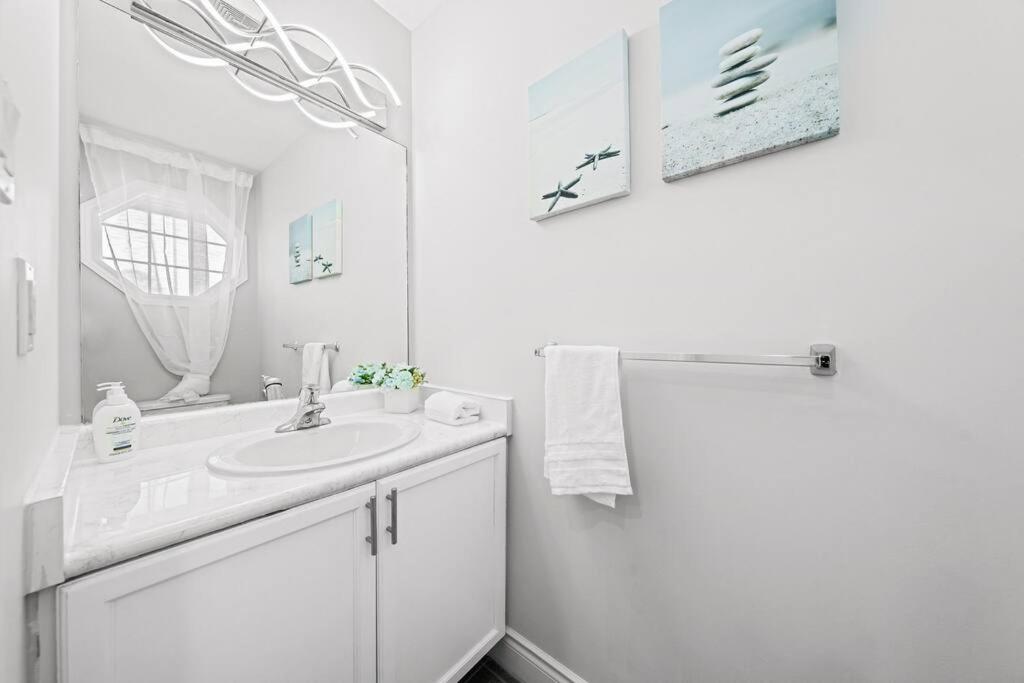 Barrie Vacations - Stylish and Cozy 4 bedroom House - Property Image 23