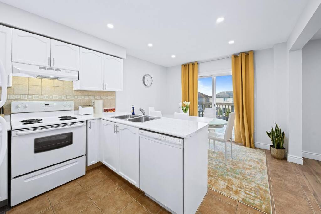 Barrie Vacations - Stylish and Cozy 4 bedroom House - Property Image 25