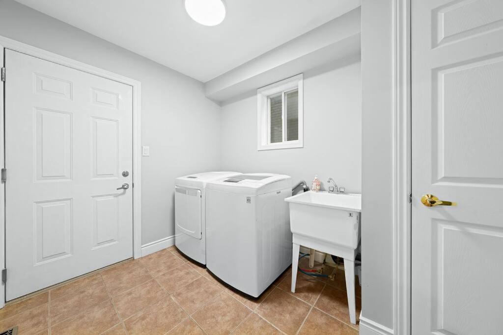 Barrie Vacations - Stylish and Cozy 4 bedroom House - Property Image 30