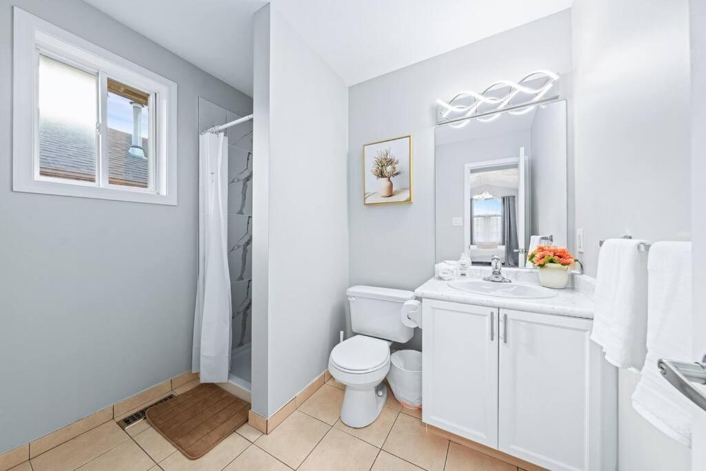 Barrie Vacations - Stylish and Cozy 4 bedroom House - Property Image 36