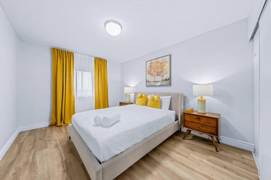 Barrie Vacations - Stylish and Cozy 4 bedroom House - Property Image 2