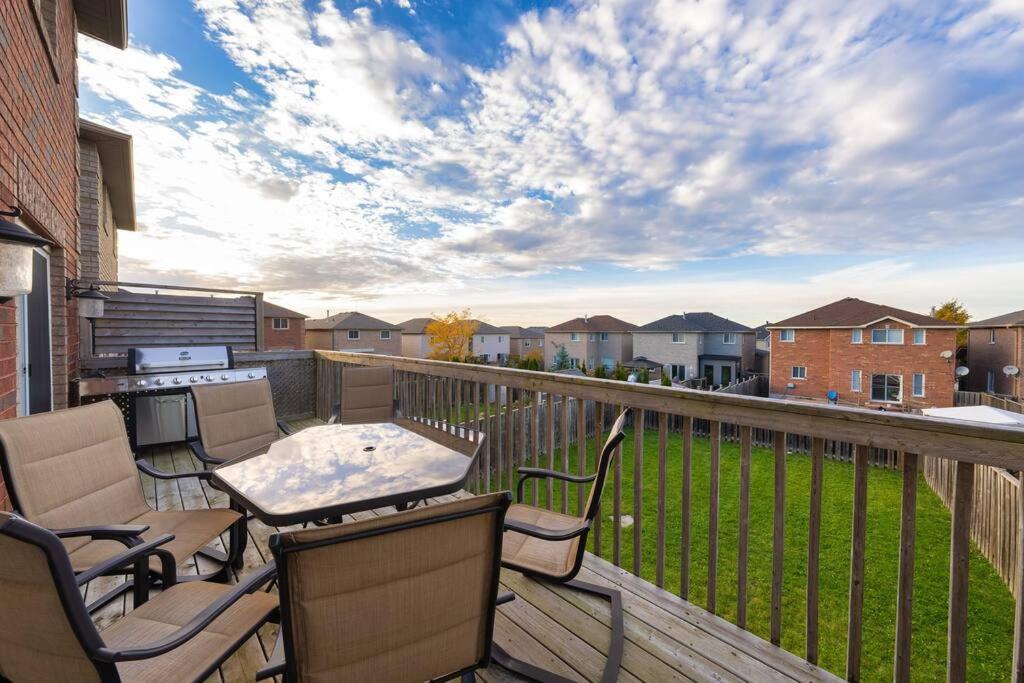 Barrie Vacations - Stylish and Cozy 4 bedroom House - Property Image 3