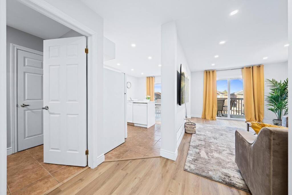 Barrie Vacations - Stylish and Cozy 4 bedroom House - Property Image 1