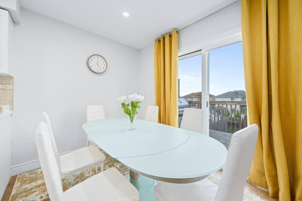 Barrie Vacations - Stylish and Cozy 4 bedroom House - Property Image 12