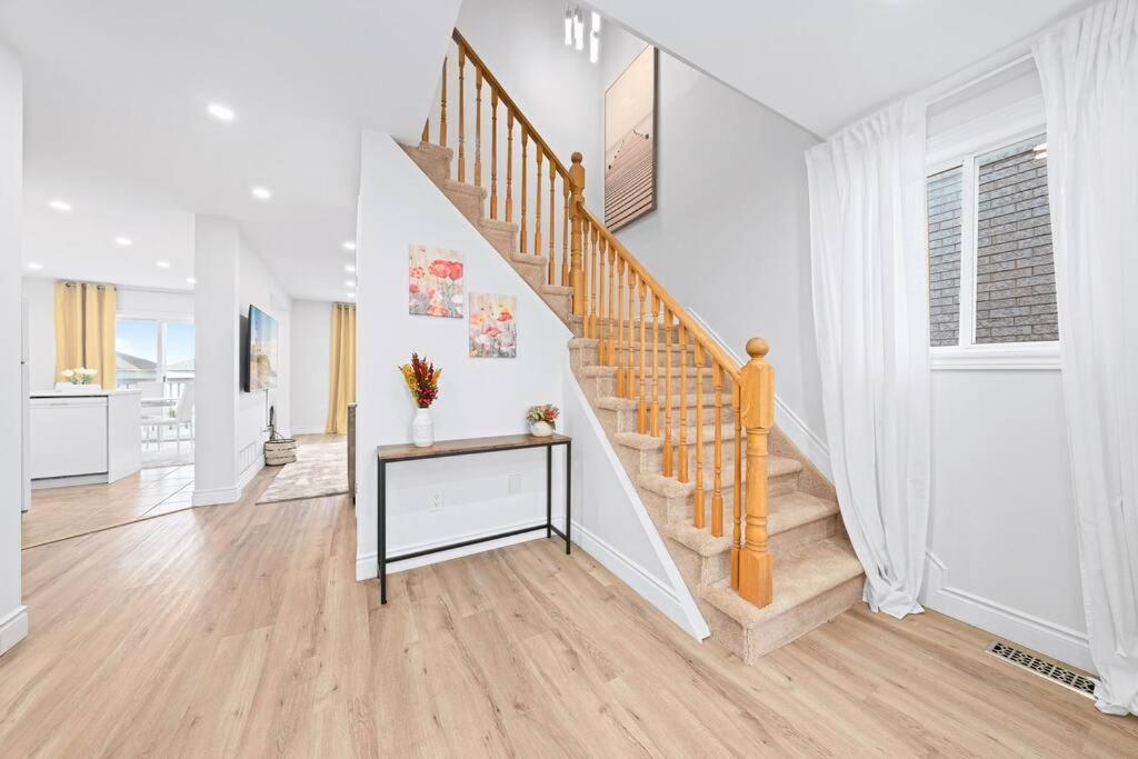 Barrie Vacations - Stylish and Cozy 4 bedroom House - Property Image 17