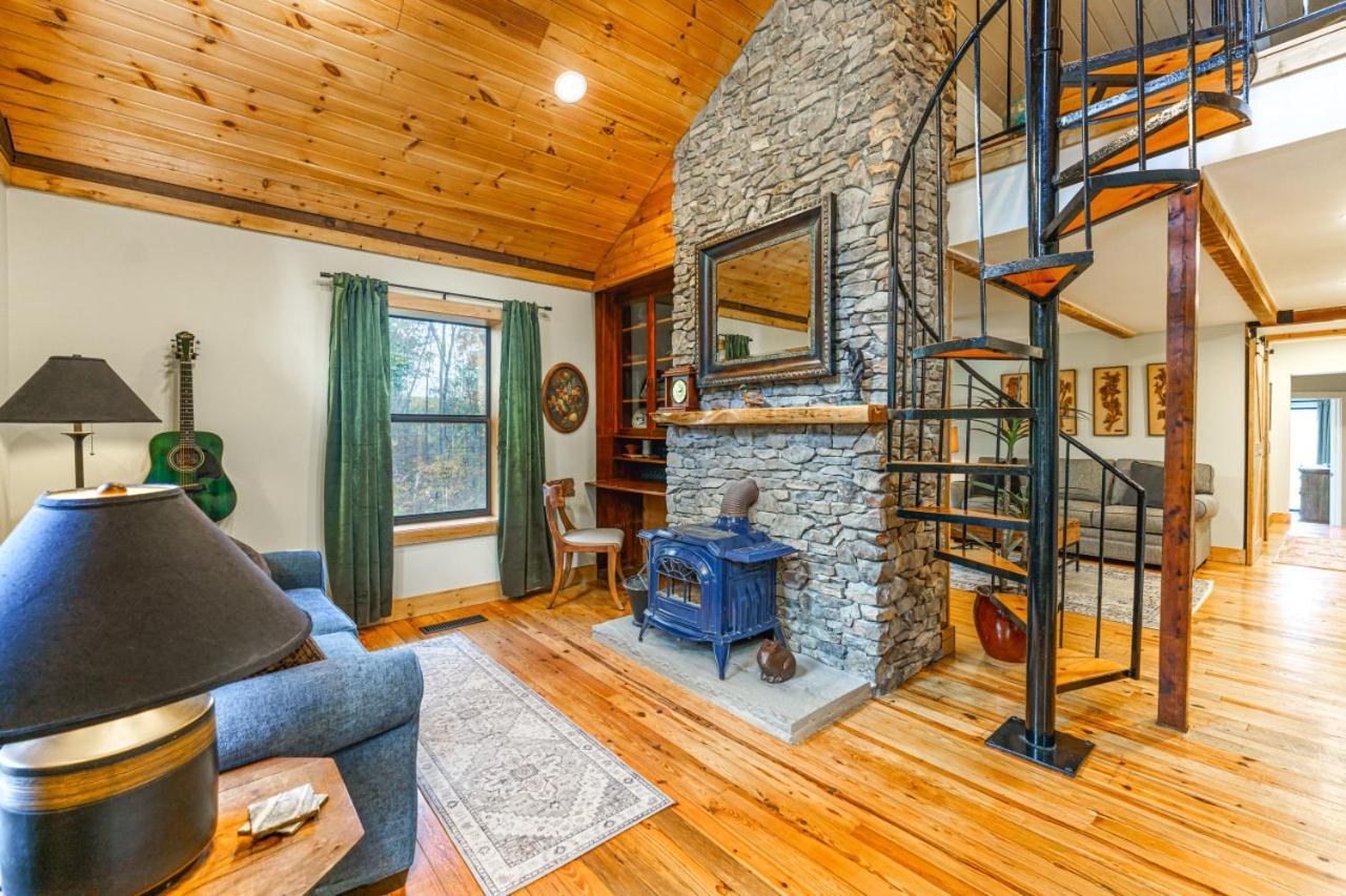 Cozy Cabin in the Woods w/ Playroom, Deck & Lounge view 4