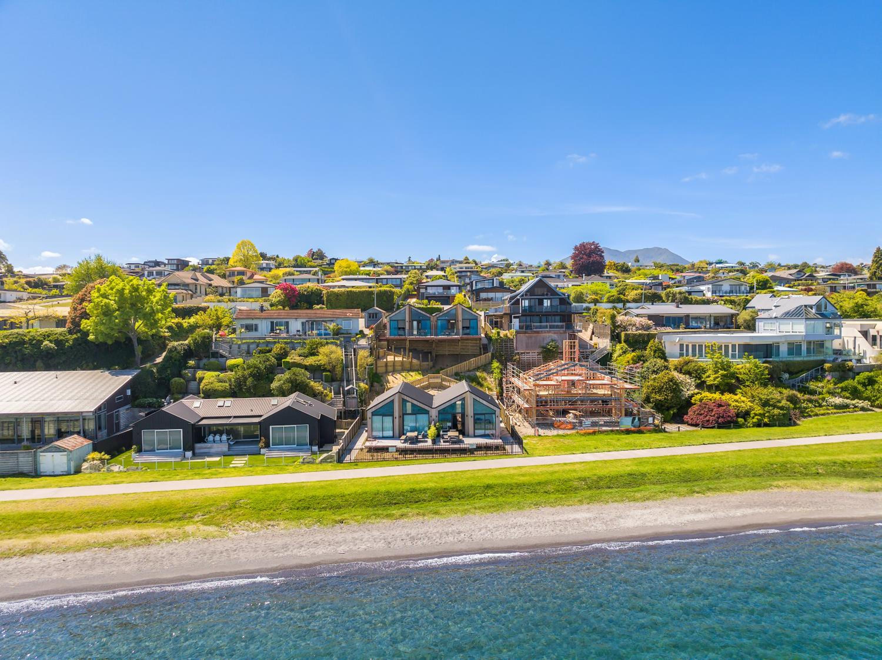 Roam Taupo Upper Terrace Unit 3 - Spa Pool view 4