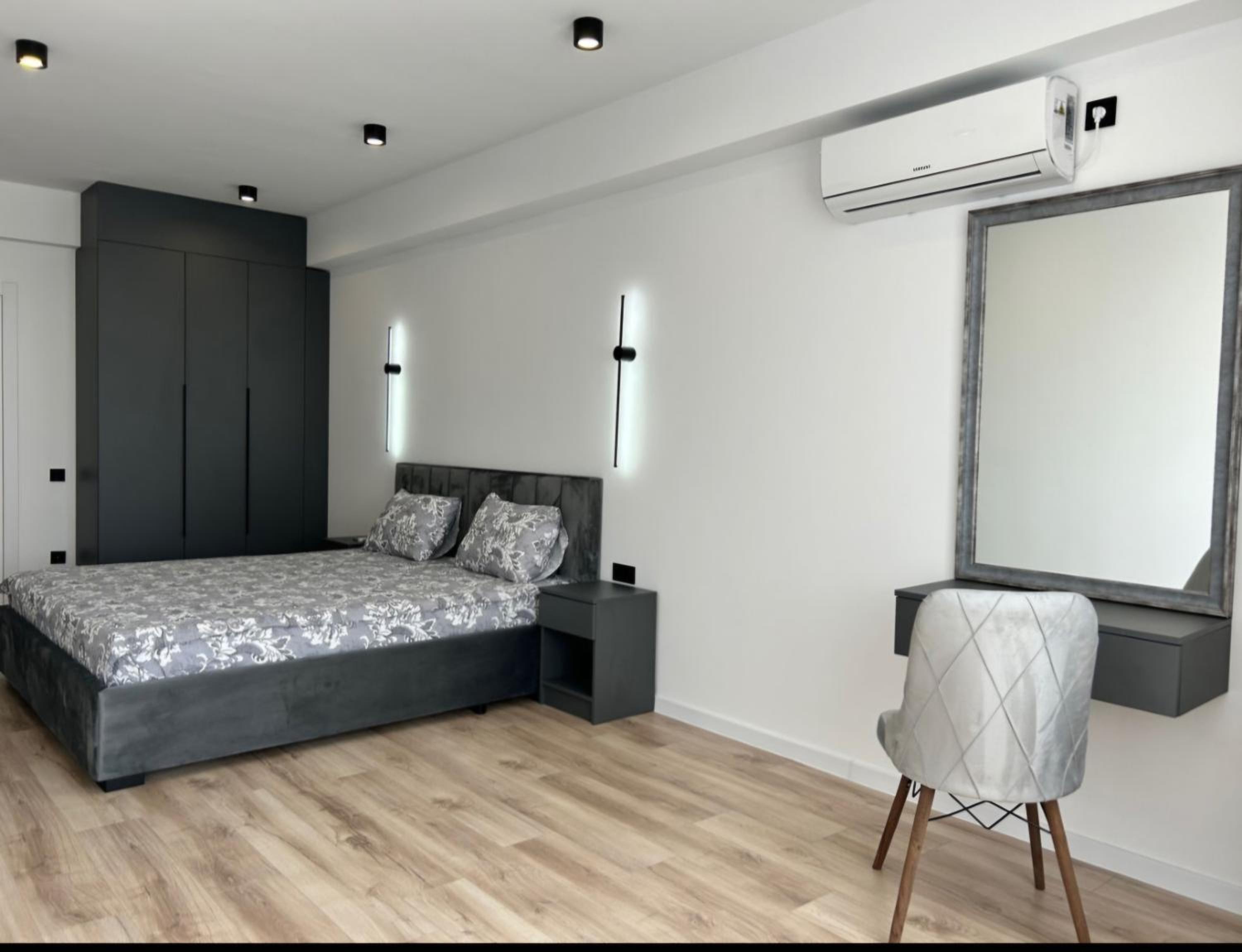 APARTAMENTS CIOCANA & TAXI AiROPORT view 4