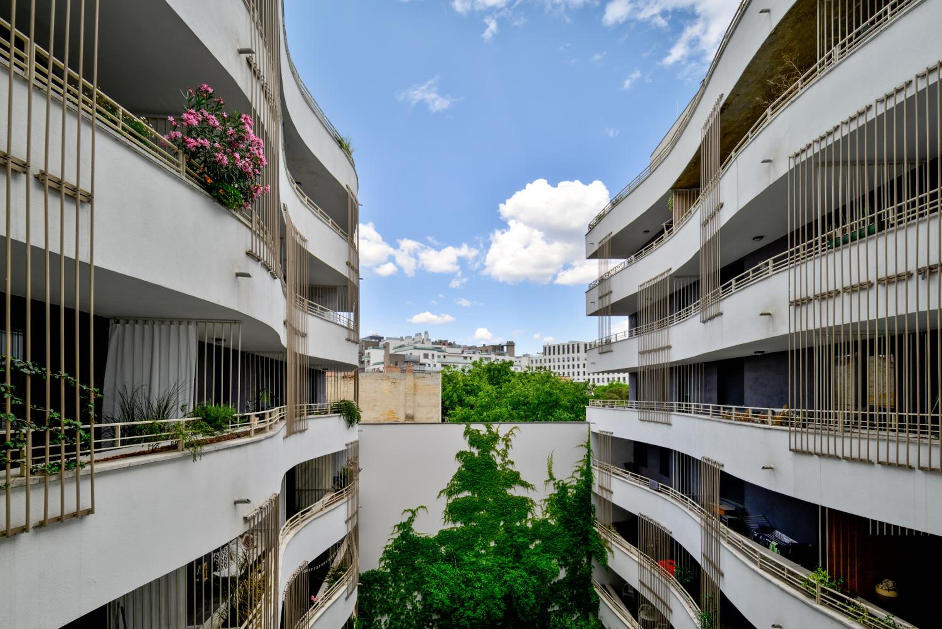 Leonardo50 Grande - Modern Apartment with Parking & Balcony near Metro - Budapest view 2