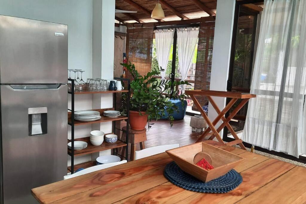 Tropical - Airy, open plan apartment in heart of Santa Teresa view 5