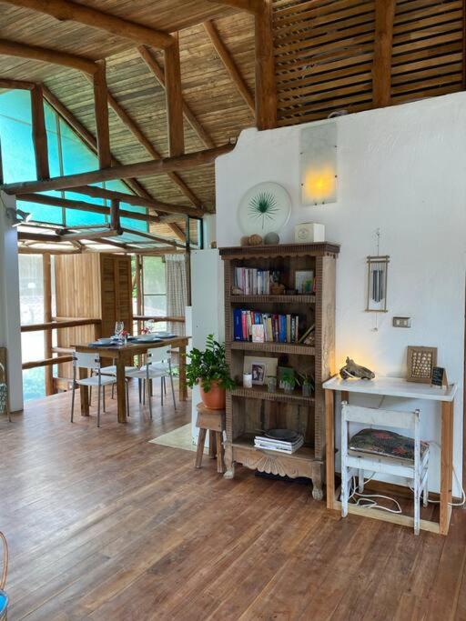 Tropical - Airy, open plan apartment in heart of Santa Teresa view 3
