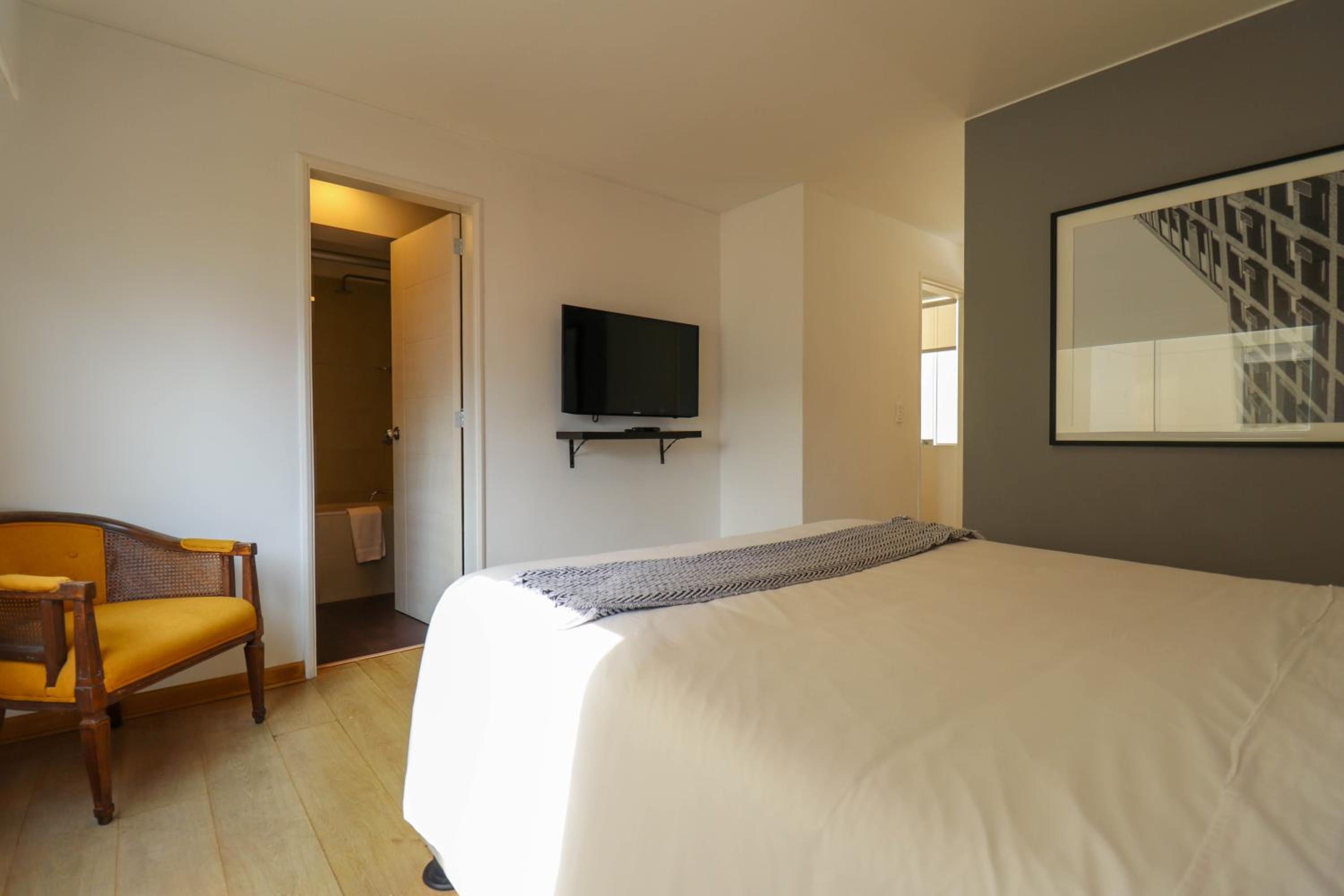 Lovely 3BR with Balcony in Miraflores