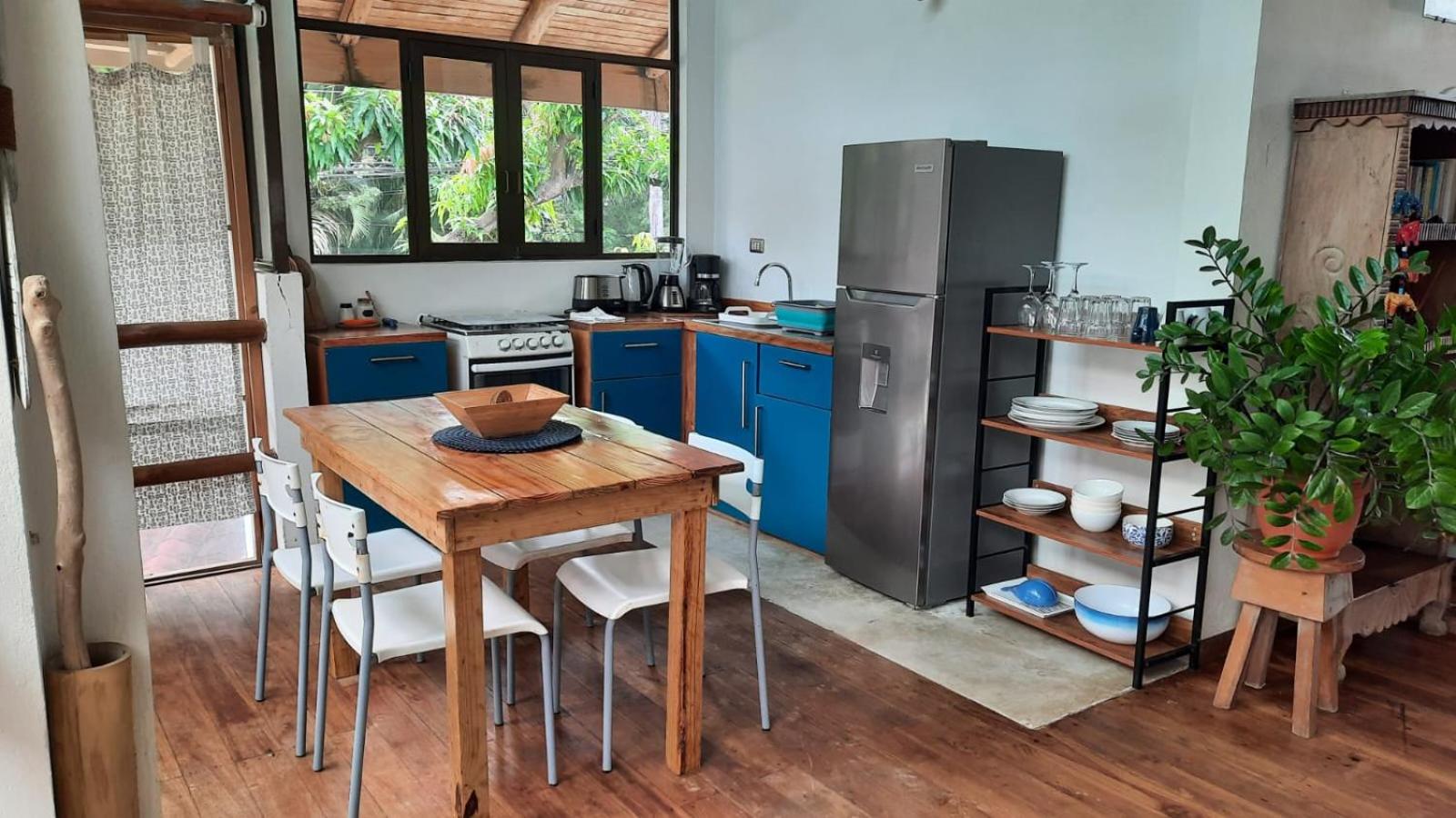 Tropical - Airy, open plan apartment in heart of Santa Teresa view 4