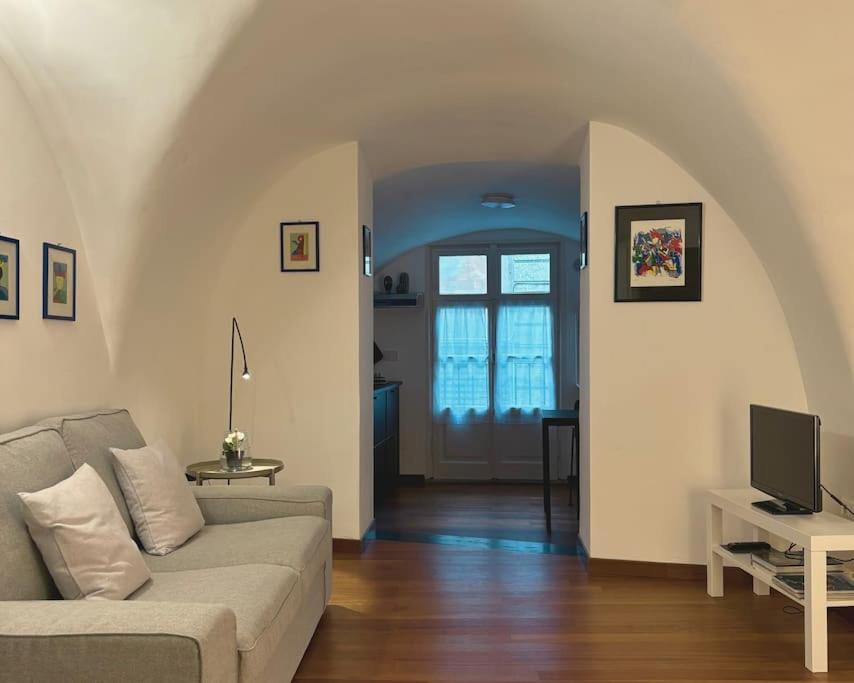 Palazzo Lomellini Historic Retreat by M3trocubo - Elegant Apartment near Aquarium & Via Garibaldi view 5