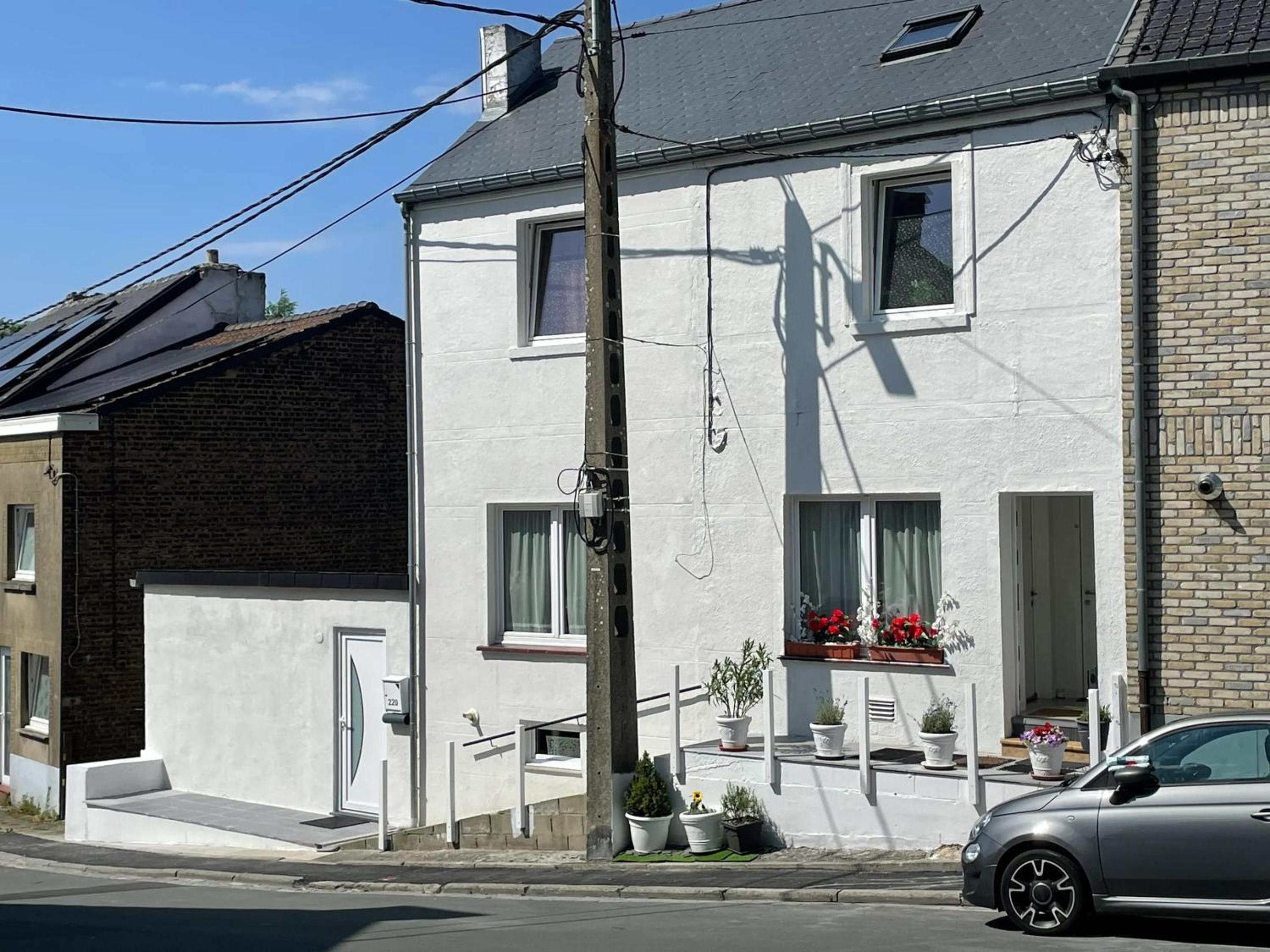 Spacious apartment in Charleroi 100 m² with parking 5 ppl