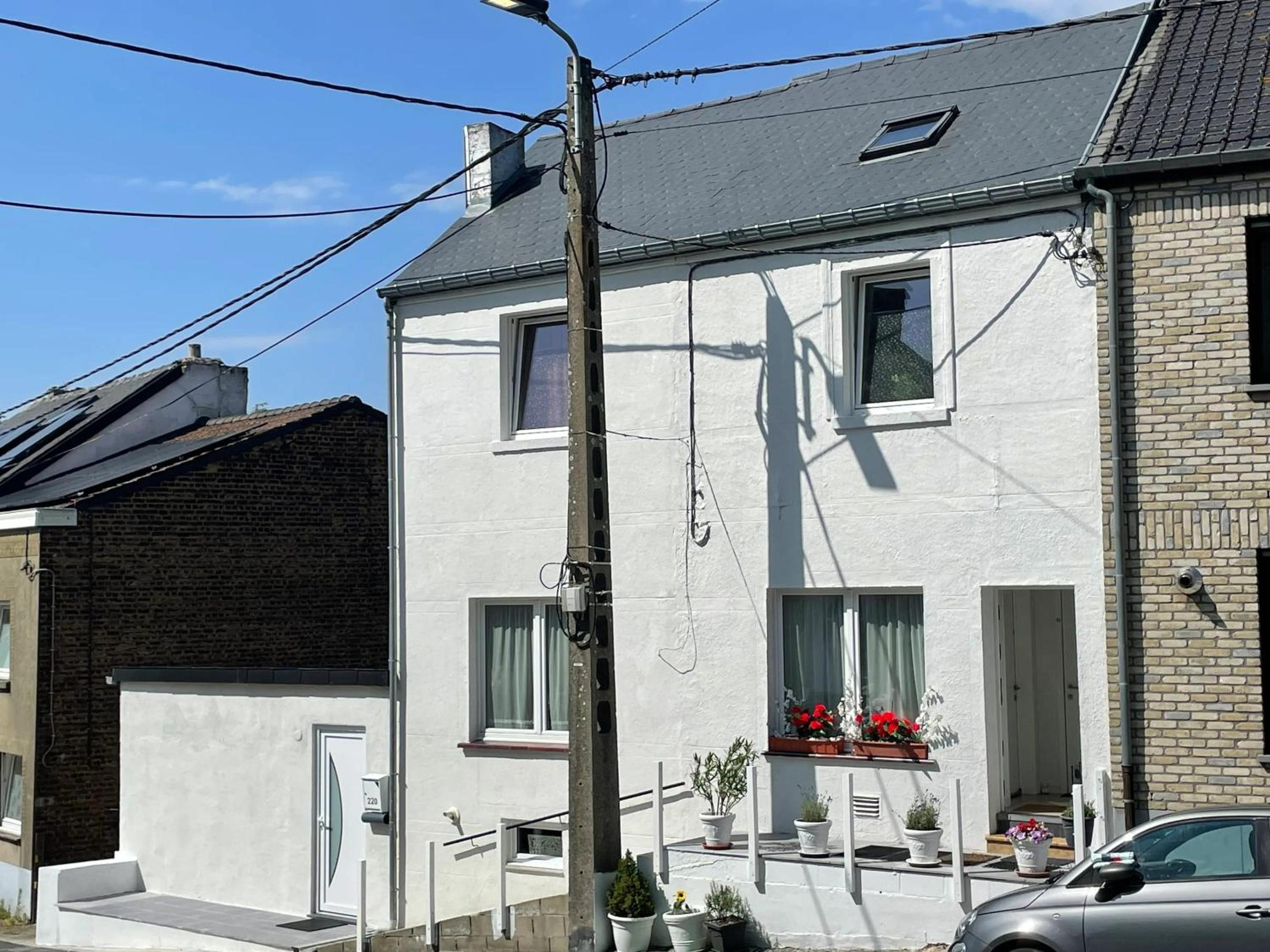 Spacious apartment in Charleroi 100 m² with parking 5 ppl