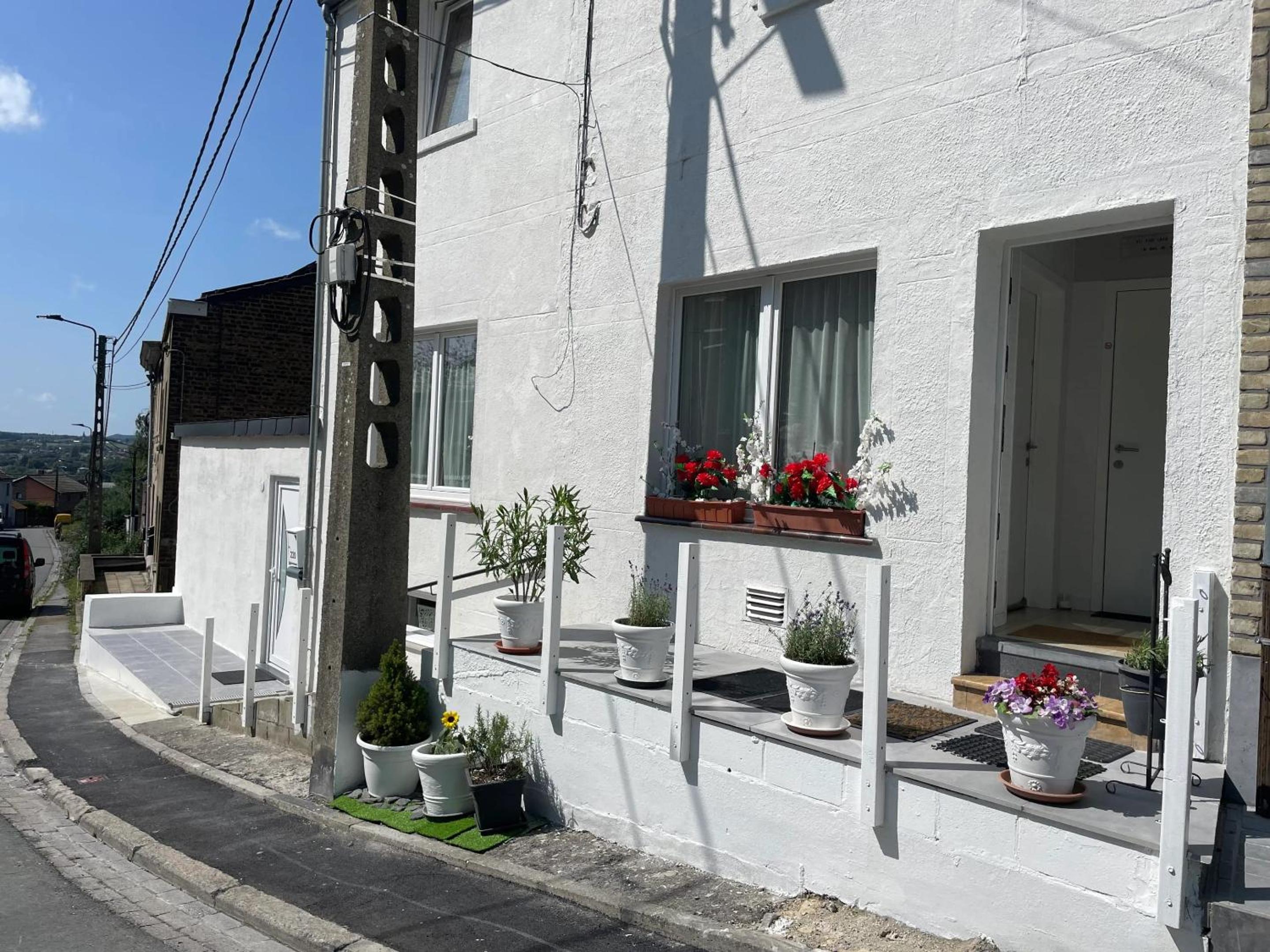 Spacious apartment in Charleroi 100 m² with parking 5 ppl