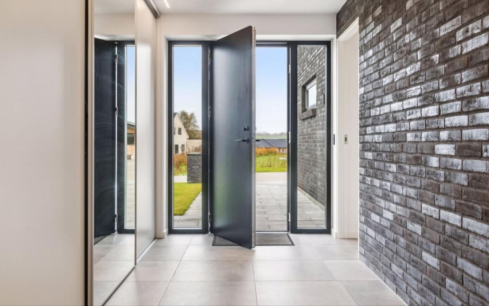 Bright, Quiet, Comfortable Room In A Luxury Home view 3