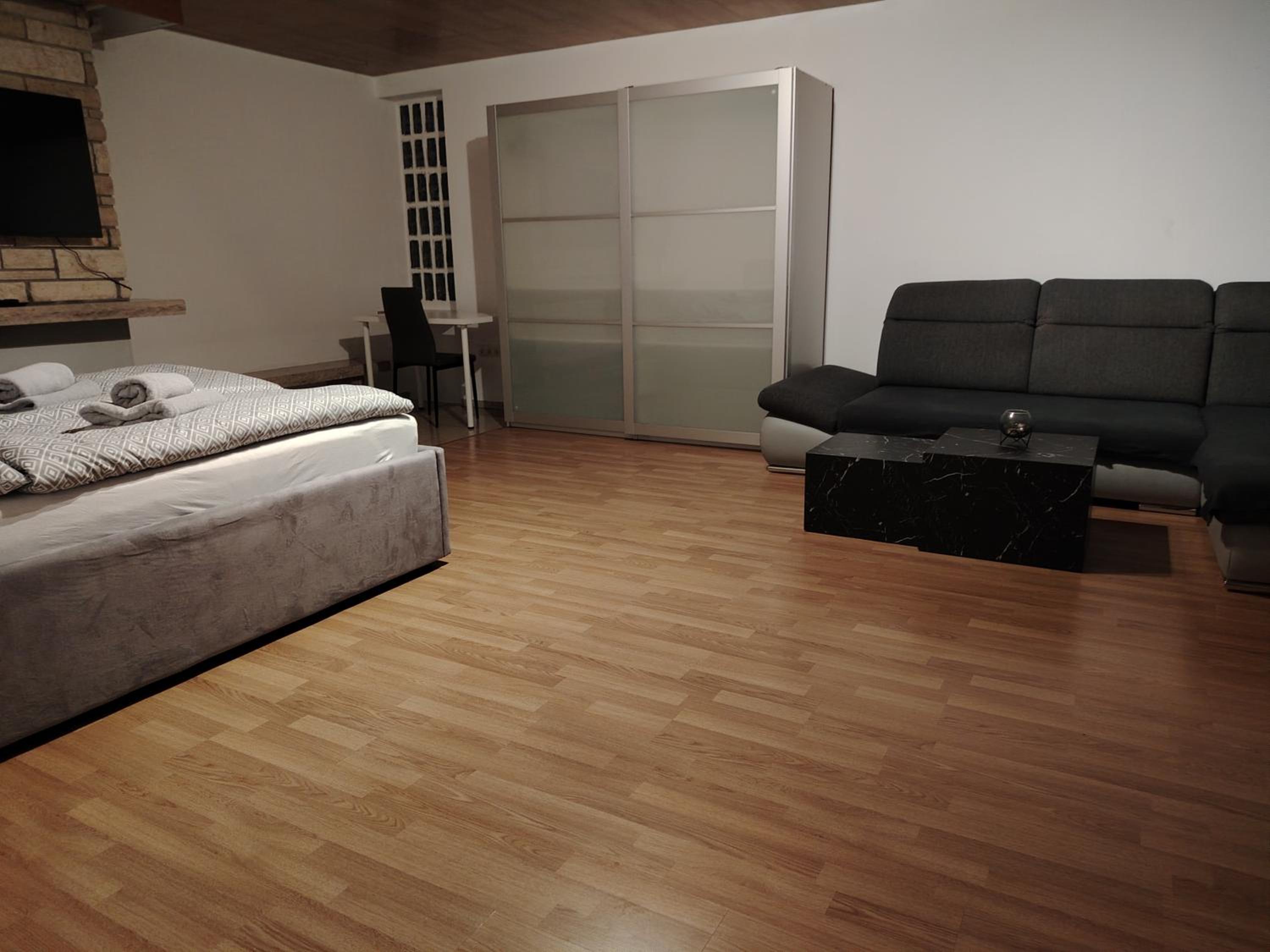 geräumige 4 Zimmer Wohnung mit Balkon