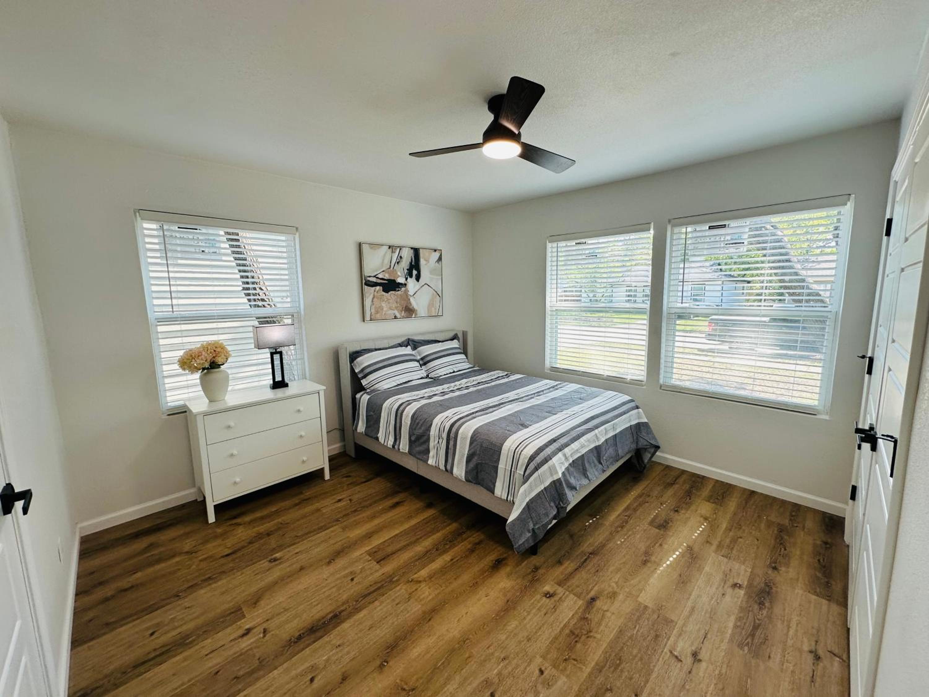 Cozy HOME Entire Place 4BR 2BA Contemporary Chic view 2